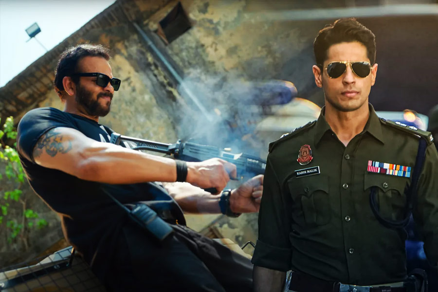 রোহিত শেট্টির পরিচালনায় ‘কপ ওয়ার্ল্ড’-এর অ্যাকশন দর্শককে বহু বছর ধরে বড় পর্দায় বিনোদন জুগিয়ে এসেছে। এ বার পরিচালক আসছেন ওটিটি প্ল্যাটফর্মেও। ওয়েব সিরিজ়টির নাম ‘ইন্ডিয়ান পুলিশ ফোর্স’। মুখ্যচরিত্রে দেখা যাবে সিদ্ধার্থ মলহোত্রা, বিবেক ওবেরয় এবং শিল্পা শেট্টিকেও। 