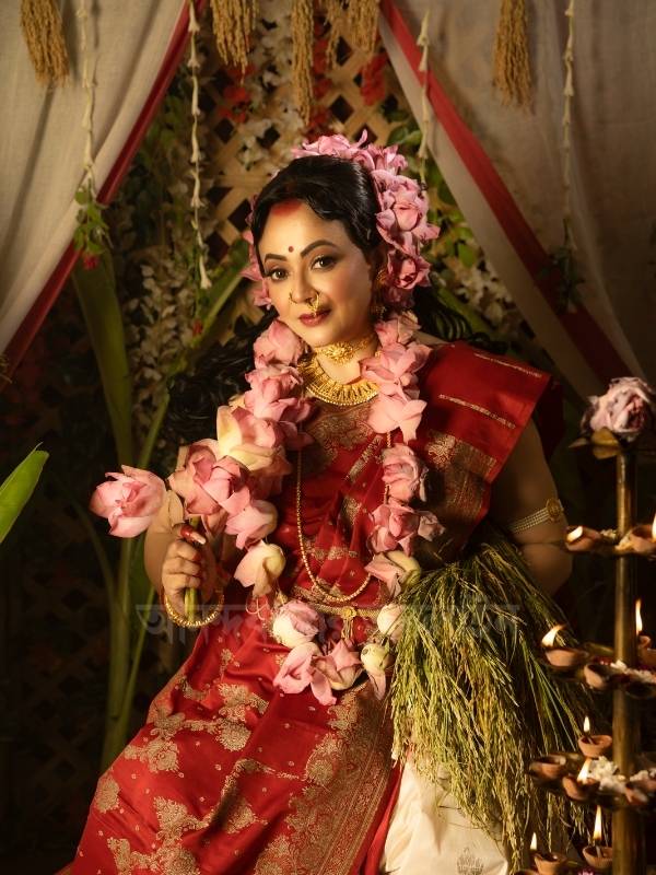 অভিনেত্রী আড়ম্বরহীন লক্ষ্মী বন্দনা করবেন আজ নিজের বাড়িতেই। নিজে হাতে পরমান্ন তৈরি করে নিবেদন করবেন মা লক্ষ্মী'কে। 