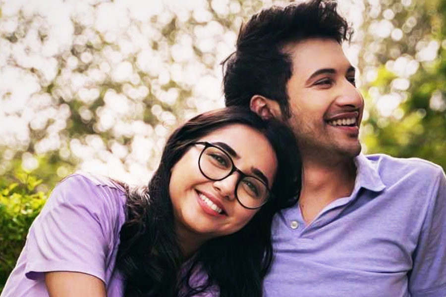 ১৪ অক্টোবর, শুক্রবার ‘নেটফ্লিক্স’ ওটিটি প্ল্যাটফর্মে মুক্তি পেতে চলেছে ‘মিসম্যাচড’ ওয়েব সিরিজের দ্বিতীয় পর্ব। রোম্যান্টিক কমেডি ড্রামা ঘরানার এই সিরিজে প্রযোক্তা কোলি এবং রোহিত সুরেশ সরফের জুটি দর্শকের মন কেড়েছিল। রণবিজয় সিংহও এই সিরিজ়ে অভিনয় করে দর্শক মহলে আলাদা করে নিজের জায়গা করে নিয়েছেন।