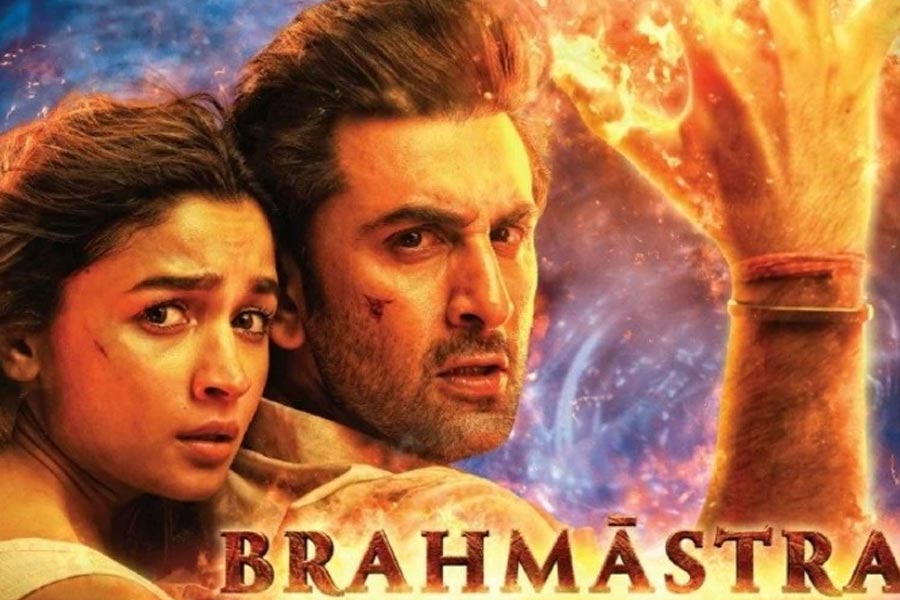শুধু ওয়েব সিরিজই নয়, প্রেক্ষাগৃহে সদ্য মুক্তিপ্রাপ্ত যে ছবিগুলি বক্স অফিসে ইতিমধ্যেই বিপুল সাড়া ফেলেছে, চলতি বছরে সেই ছবিগুলিও মুক্তি পাচ্ছে ওটিটি প্ল্যাটফর্মে। সংবাদ সংস্থা সূত্রে খবর, নভেম্বর মাসেই ‘ডিজ়নি প্লাস হটস্টার’ ওটিটি প্ল্যাটফর্মে মুক্তি পাবে রণলিয়ার ‘ব্রহ্মাস্ত্র’।