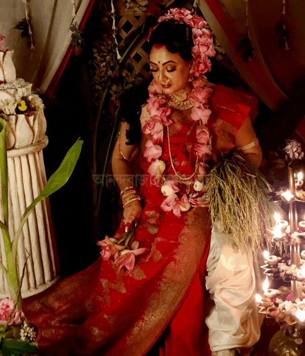 মা লক্ষ্মী যেন তাঁকে মাথা উঁচু করে জীবনে এগিয়ে চলার স্বচ্ছলতায় রাখেন, এটুকুই প্রার্থনা শ্রীলেখা'র।