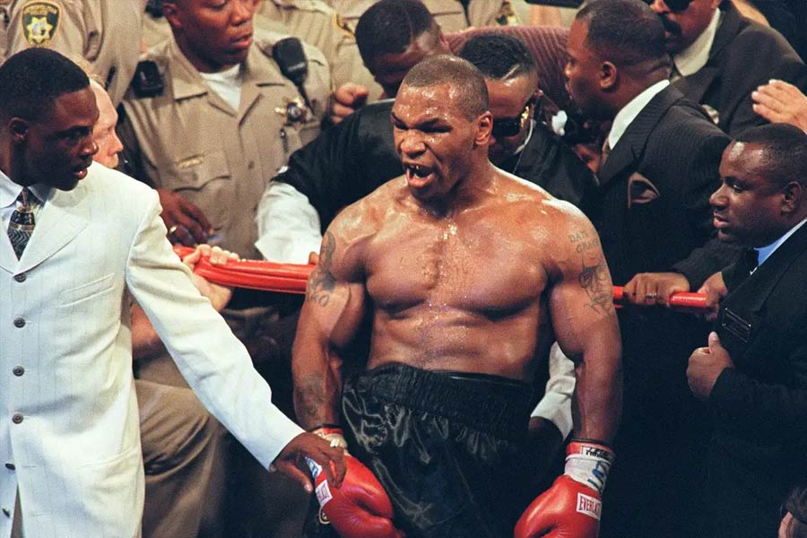 মাইক জেরার্ড টাইসন। বক্সিং রিংয়ে সর্বকালের সেরাদের মধ্যে তিনি অন্যতম। রেকর্ড বইয়ে লেখা, পেশাদার জীবনে ৫৮টির মধ্যে ৫০টিই জিতেছেন। হেরেছেন ৬টিতে। বাকি দু’টির ফলাফল হয়নি। এর সঙ্গে যোগ করুন ৪৪টি নকআউট। এ হেন মাইক টাইসনকে তো বক্সিংয়ের ইতিহাসে অন্যতম কিংবদন্তি বলাই হবে।