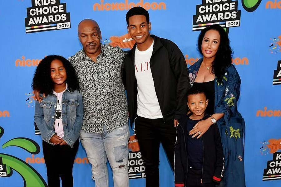 তিন বারের দাম্পত্যজীবনে এবং এক বান্ধবীর সঙ্গে সম্পর্কে ৭ সন্তানের জনক হয়েছেন ৫৬ বছরের টাইসন। মাইকি লোরনা, রায়না, আমির, মিগুয়েল, মিলান এবং মরক্কো। তবে ২০০৯ সালে একটি দুর্ঘটনায় তাঁর ৪ বছরের শিশুকন্যা এক্সোডাস মারা যায়।