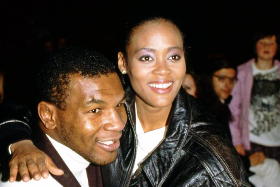 পেশাদার হিসাবে ১৯৮৫ সালে রিংয়ে প্রবেশ করেছিলেন ১৮ বছরের টাইসন। তার তিন বছরের মধ্যেই কেরিয়ায়ের তুঙ্গে থাকাকালীন তড়িঘড়ি রবিন গিভেন্সের সঙ্গে সংসার পাতেন তিনি। গিভেন্স যে তাঁর সন্তানের মা হতে চলেছেন! যদিও গর্ভেই ওই সন্তান নষ্ট হয়ে গিয়েছিল।