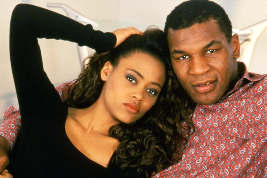 টাইসনের প্রথম স্ত্রী গিভেন্স ছিলেন মডেল তথা হলিউড অভিনেত্রী। পরে অবশ্য ছবিও পরিচালনা করেছেন। লিখেছেন বইও। আশির দশকে হামেশাই ট্যাবলয়েডের পাতায় ভেসে উঠতেন টাইসন-গিভেন্স জুটি।