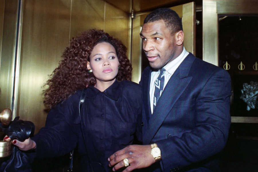 যদিও গিভেন্সের সঙ্গে টাইসনের জুটি টিকেছিল মোটে ১১ মাস। ওই কয়েক মাসে গার্হস্থ্য হিংসার শিকার হয়েছিলেন বলে অভিযোগ করে বিবাহবিচ্ছেদের মামলা রুজু করেন গিভেন্স।