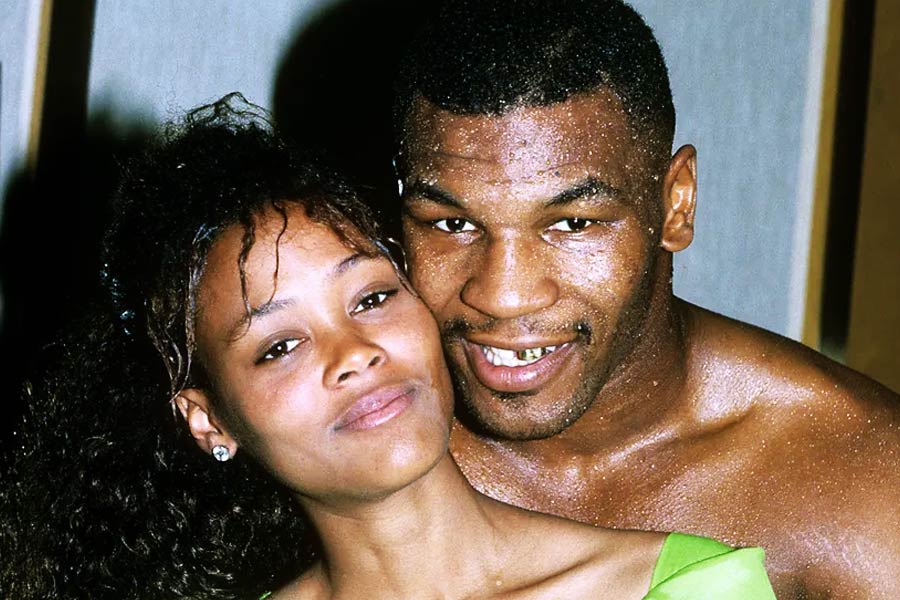 গিভেন্সকে পেটানোর অভিযোগ উঠেছিল টাইসনের বিরুদ্ধে। টাইসনের সঙ্গে তাঁর দাম্পত্য কেমন ছিল? ১৯৮৮ সালে একটি সাক্ষাৎকারে এ প্রশ্নের উত্তরে গিভেন্স বলেছিলেন, ‘‘অত্যাচার, পুরোপুরি নরক। কল্পনারও অতীত এমন খারাপ।’’