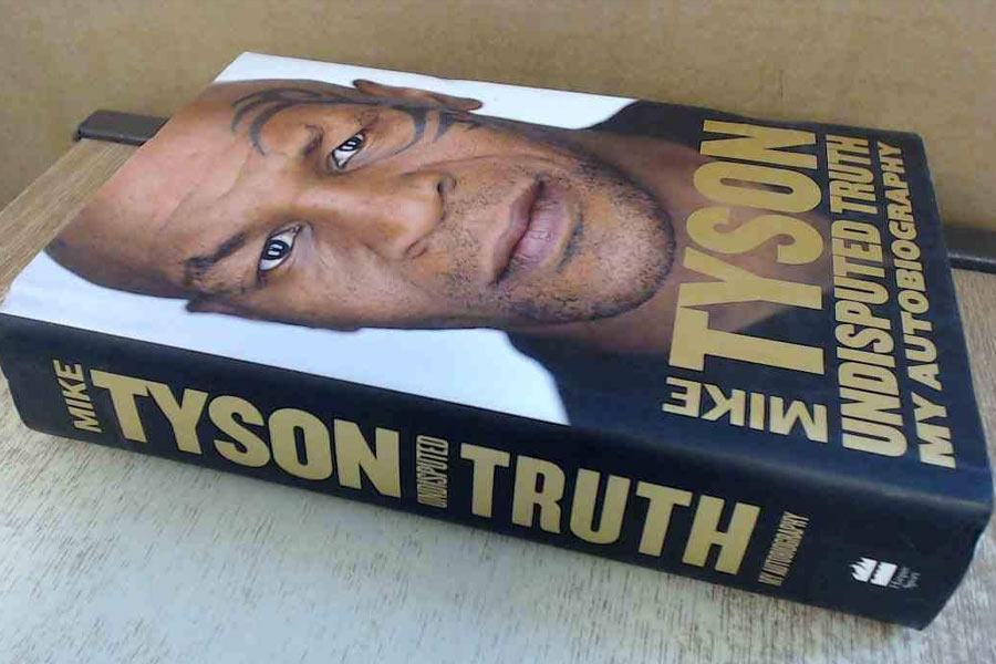 গিভেন্সের সঙ্গে বিচ্ছেদের বহু বছর পর ‘আনডিসপিউটেড ট্রুথ দ্যাট’ নামে আত্মকথায় প্রাক্তন স্ত্রীর বিরুদ্ধে প্রতারণার অভিযোগ করেছিলেন টাইসন। ২০১৩ সালে প্রকাশিত ওই বইয়ে তিনি জানিয়েছিলেন, ব্র্যাড পিটের সঙ্গে সঙ্গমে লিপ্ত থাকার সময় গিভেন্সকে ধরে ফেলেছিলেন তিনি।
