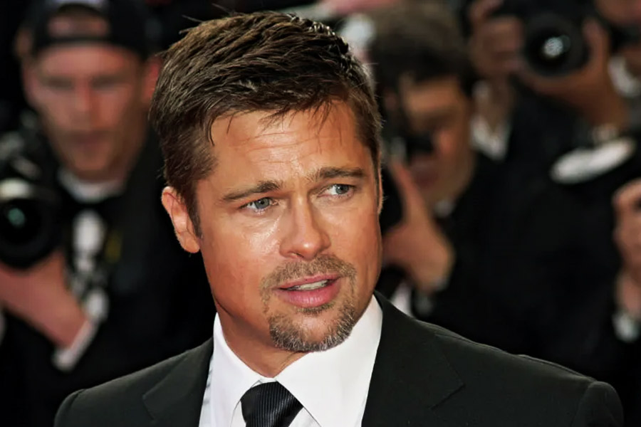 টাইসনকে দেখে নাকি ভয়ে এতটাই সিঁটিয়ে গিয়েছিলেন ব্র্যাড পিট, যে তাঁকে বলেছিলেন, ‘‘ডুড, আমাকে মেরো না।’’ পরে টাইসন বলেছিলেন, ‘‘সে সময় ব্র্যাড পিটের মুখখানা দেখার মতো ছিল। যেন নিজের শেষকৃত্যের জন্য প্রস্তুতি নিচ্ছেন!’’ যদিও পরকীয়ার অভিযোগ অস্বীকার করেছিলেন গিভেন্স।