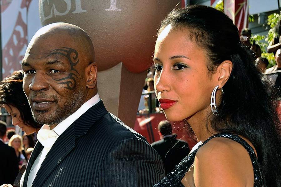 গিভেন্সের সঙ্গে বিচ্ছেদের প্রায় দশক পরে মনিকা টার্নারকে বিয়ে করেছিলেন টাইসন। শিশুরোগ বিশেষজ্ঞ টার্নারের সঙ্গে টাইসনের আলাপ হয়েছিল অভিনেতা এডি মারফির দেওয়া একটি পার্টিতে। তার ৭ বছর পর বিয়ে করেন তাঁরা।