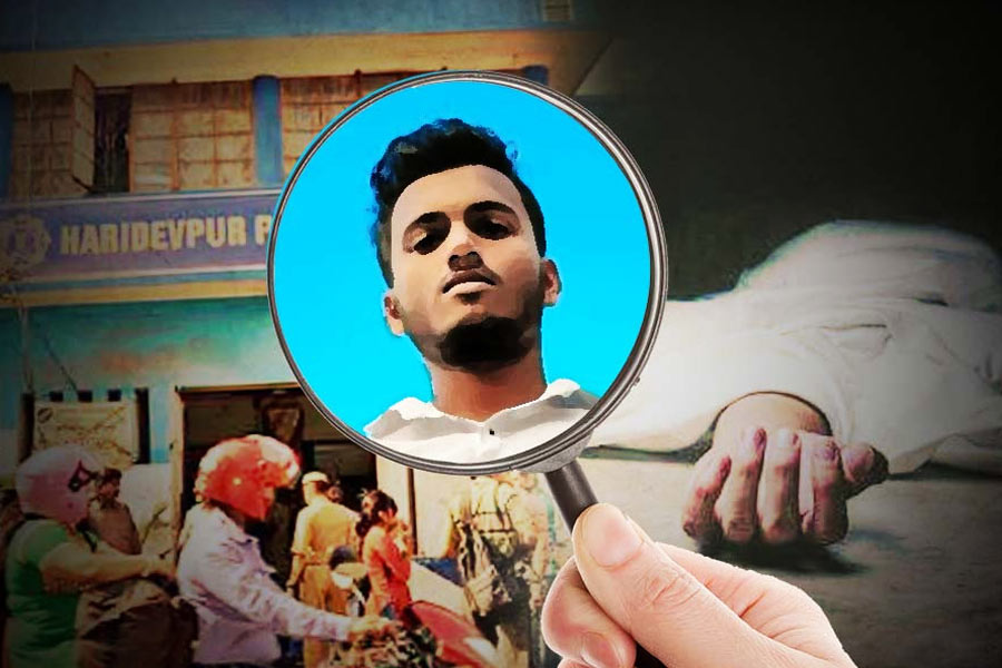 হরিদেবপুরের অয়ন মণ্ডল খুনের ঘটনায় পরতে পরতে জট পাকাচ্ছে রহস্য। বান্ধবী এবং তাঁর মা— দু’জনের সঙ্গেই সম্পর্কে লিপ্ত ছিলেন অয়ন, এমনটাই দাবি তদন্তকারী অফিসারদের। সেই ত্রিকোণ প্রেমের জটিলতাই অয়ন খুনের পিছনে মূল ভূমিকা পালন করেছিল বলে মনে করা হচ্ছে।