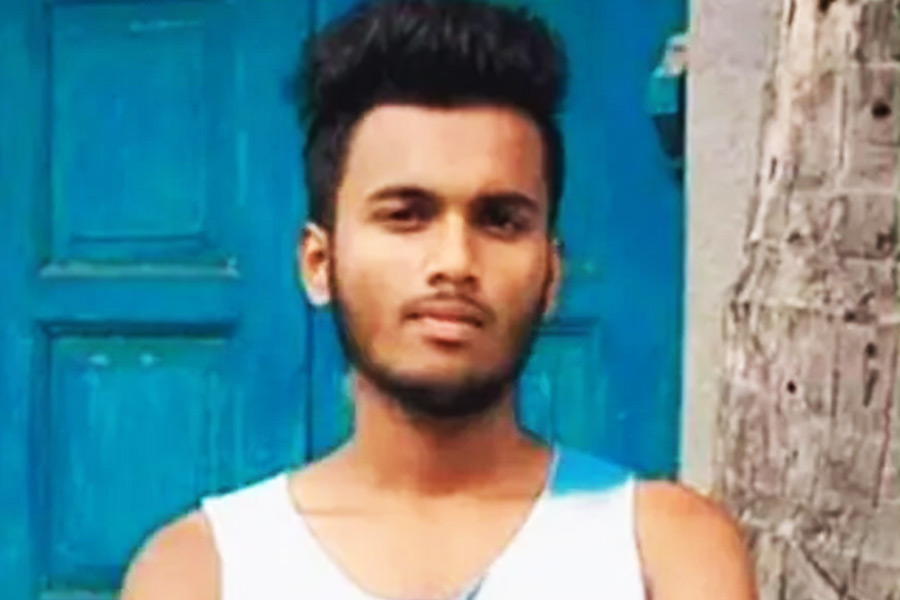 অয়নের খুনের ঘটনা সাড়া ফেলে দিয়েছে বাংলায়। কী ভাবে যুবককে খুন করা হল, মা এবং মেয়ে— দু’জনের সঙ্গে অয়নের সম্পর্কের রসায়ন আসলে কোন দিকে মোড় নিয়েছিল, তা নিয়ে চর্চা থামতে চাইছে না। প্রায় প্রতি দিন নতুন তথ্য উঠে আসছে তদন্তকারীদের হাতে।