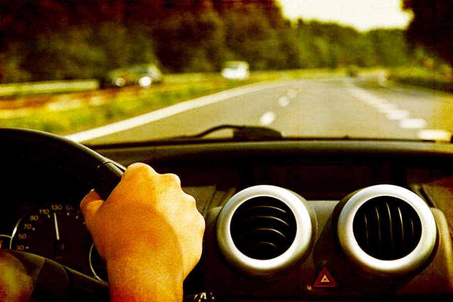 প্রমোদ সামনাসামনি কথা বলতে চেয়েছিলেন প্রবীণের সঙ্গে, তদন্তে এমনটাই জানতে পারে পুলিশ। এর পর প্রবীণ তাঁকে গাড়িতে তুলে নিয়ে যান সিক্রাপুর এলাকায়। দু’জনের মধ্যে সম্পর্কের রসায়ন নিয়ে তুমুল কথা কাটাকাটি হয় বলে পুলিশকে জানিয়েছেন অভিযুক্ত। বচসা ক্রমে উত্তপ্ত হয়ে উঠলে প্রবীণ এবং তাঁর কয়েক জন সঙ্গী মিলে প্রমোদের গলা টিপে ধরেন।