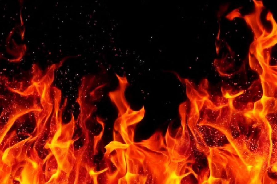 শ্বাসরোধ করে খুন করার পর প্রমোদের দেহে আগুন ধরিয়ে দেওয়া হয়। জ্বলন্ত অবস্থায় দেহটি ফেলে দেওয়া হয় একটি শুকনো খালে। ঝলসানো অবস্থায় পুলিশ সেই দেহ উদ্ধার করে।