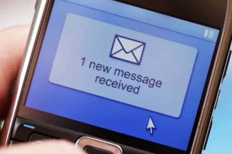 যে দিন রাতে প্রমোদকে খুন করা হয়, সে দিনই তাঁর মায়ের ফোনে একটি মেসেজ এসেছিল। তাতে লেখা ছিল, ‘‘আয়ি, আজ বাড়ি ফিরতে দেরি হবে।’’ মেসেজ দেখেই সন্দেহে ভ্রু কুঁচকে যায় প্রমোদের মায়ের।