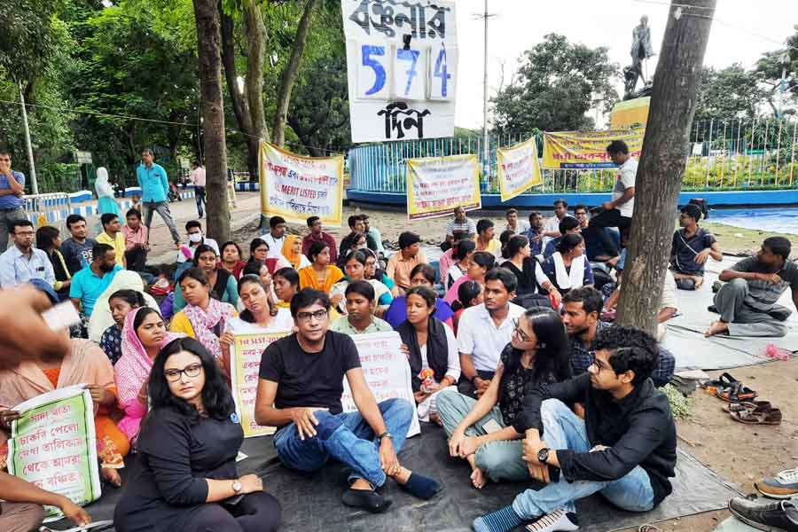 ধর্নায় বসা চাকরিপ্রার্থীদের মিষ্টি খাওয়ালেন কৌশিক, সঙ্গে স্ত্রী রেশমি, ঋদ্ধি হাজির বান্ধবী সুরঙ্গনাকে নিয়ে