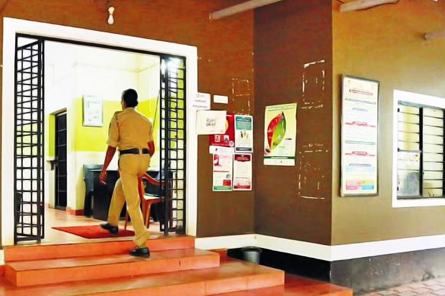 মূলত তদন্ত প্রক্রিয়ায় বিলম্ব করতেই প্রমোদের মায়ের ফোনে ওই মেসেজ পাঠিয়েছিলেন প্রবীণ ও তাঁর সঙ্গীরা, দাবি পুলিশের। যখন এই মেসেজ পাঠানো হয়, তখন প্রমোদ আদৌ বেঁচে ছিলেন কি না তা নিয়ে ধোঁয়াশা রয়েছে।