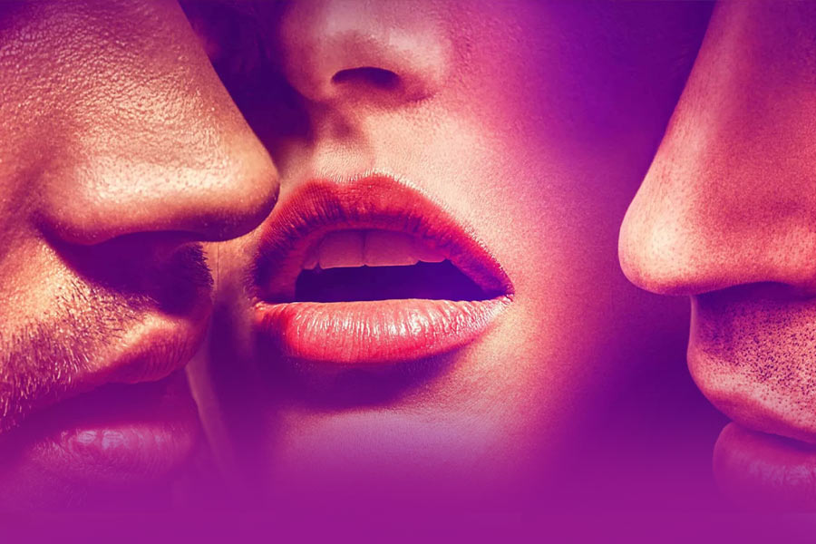 হরিদেবপুরের অয়ন মণ্ডলের মতোই পুণের প্রমোদ জগতপকে মৃত্যুর দিকে ঠেলে দিয়েছিল ত্রিকোণ প্রেম। এক নারীকে কেন্দ্র করে দুই পুরুষের বচসা থেকে এই হত্যাকাণ্ড। ত্রিকোণ প্রেম করুণ পরিণতি ডেকে এনেছে বারবার।