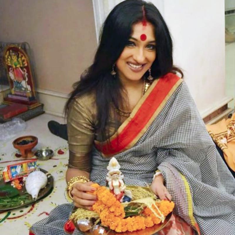 চিরাচরিত বাঙালি বধূর সাজেই লক্ষ্মীপুজোর দিনে ধরা দিলেন সেলুলয়েডে বহু চর্চিত এই নায়িকা।