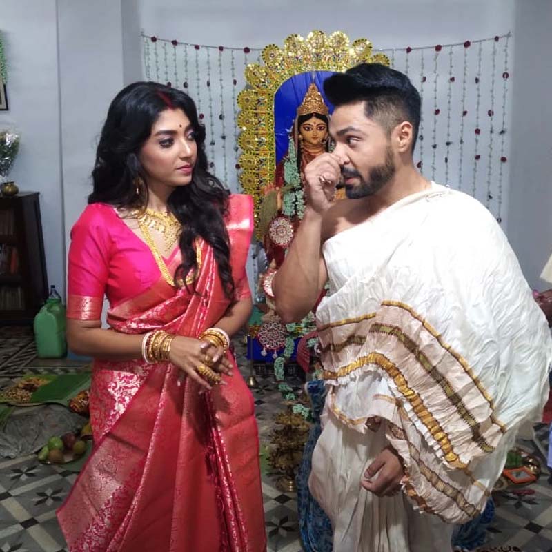 সন্ধ্যায় শ্বশুরবাড়ির পুজোয় একেবারে বাড়ির বউয়ের বেশে ধরা দিলেন অভিনেত্রী।