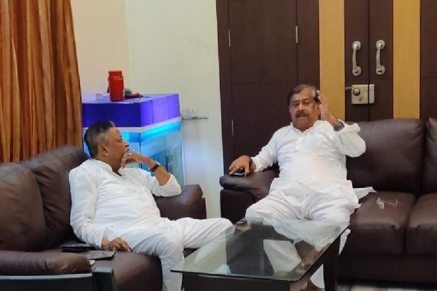 রবিবার সল্টলেকের বাসভবনে মুকুল রায়ের সঙ্গে দেখা করতে যান বনমন্ত্রী জ্যোতিপ্রিয় মল্লিক।