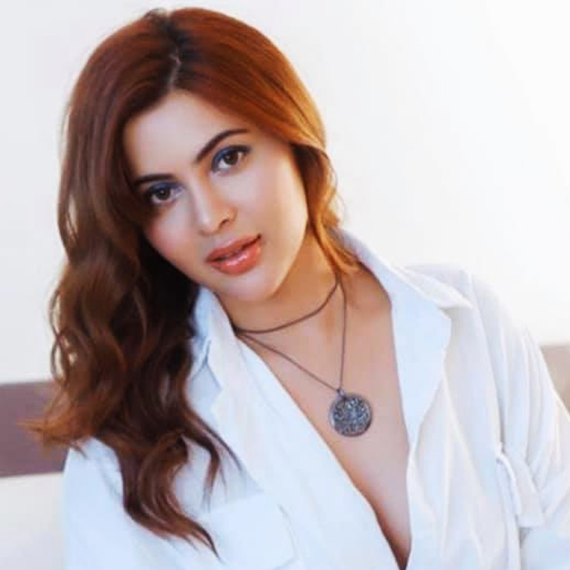 এ দেশের জ়াইরা বা সহরের মতো অভিনেত্রীরাই শুধু নন, পড়শি দেশ পাকিস্তানেও বহু তারকা এমন করেছেন। চলতি মাসেই পাকিস্তানের গায়ক আব্দুল্লা কুরেশিও একই সিদ্ধান্ত নিয়ে অনুরাগীদের চমকে দিয়েছিলেন।