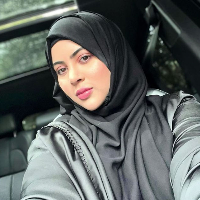 সিনেমার পর্দার মতো সমাজমাধ্যমেও কম জনপ্রিয় নন তিনি। ইউটিউবে ‘ব্যায়সে তো তেরি ইয়াদ’ গানের ভিডিয়োতেও মাতিয়েছিলেন সহর। তবে আপাতত সে সব ছেড়ে অন্য পথে পা বাড়িয়েছেন তিনি।