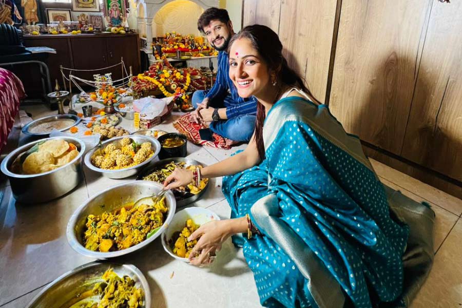 লক্ষ্মীপুজোর কাজে ব্যস্ত নীল এবং তৃণা।