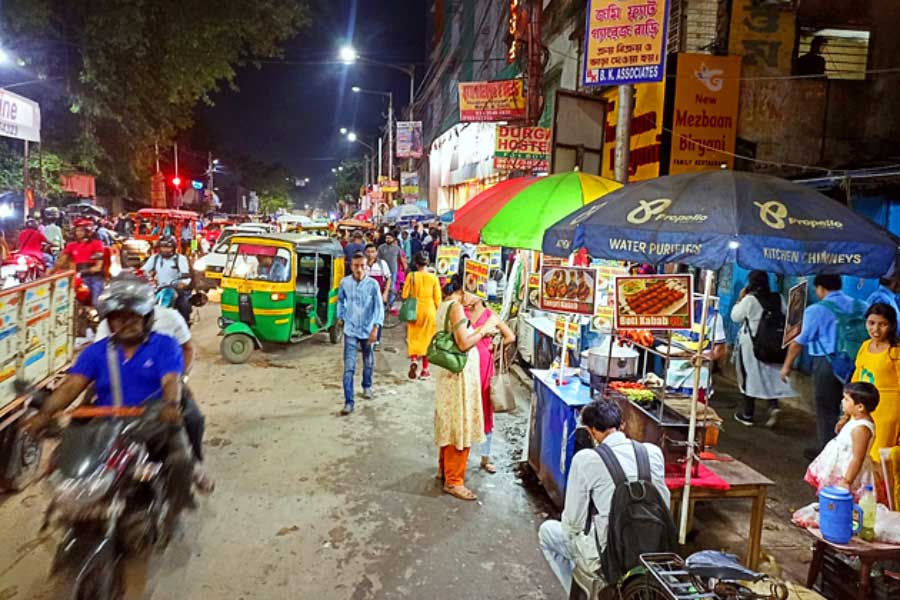 দমদম রোডের একাংশ দখল করে বসেছে বাজার ও দোকান। 