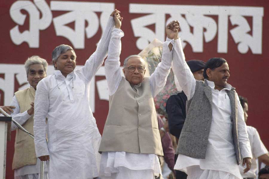 জ্যোতি বসুর নেতৃত্বের উপর অগাধ আস্থা ছিল মুলায়মের। ১৯৯৩ সালে কলকাতায় বামফ্রন্টের সমাবেশে লালুপ্রসাদ ও মুলায়মের সঙ্গে বাংলার তৎকালীন মুখ্যমন্ত্রী।