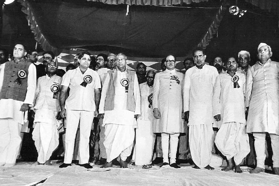 আশির দশকের শেষ এবং নব্বইয়ের দশকের গোড়ার পর্ব দিল্লির রাজনীতিতে নাটকীয় ওলটপালটে ভরা। এই সময়েই এক মঞ্চে রাজীব গান্ধী, ইএমএস নাম্বুদ্রিপাদ, ভিপি সিংহ, চন্দ্রশেখরদের সঙ্গে মুলায়ম।