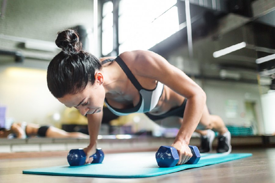 Porno qichqiradi va qichqiradi