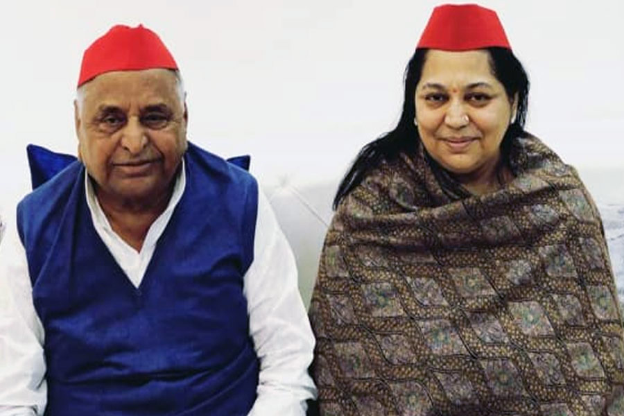 দ্বিতীয় স্ত্রীর জীবনাবসানের চার মাসের ব্যবধানে প্রয়াত সমাজবাদী পার্টির প্রতিষ্ঠাতা তথা উত্তরপ্রদেশের প্রাক্তন মুখ্যমন্ত্রী মুলায়ম সিংহ যাদব। বর্ণময় রাজনৈতিক জীবনের পাশাপাশি তাঁর ব্যক্তিজীবন ঘিরেও বিস্তর চর্চা চলেছে। বিশেষত, প্রথম বিয়ের পর তাঁর দ্বিতীয় স্ত্রী সাধনা গুপ্তের সঙ্গে মুলায়মের প্রেমকাহিনি দেশের রাজনীতিতে তোলপাড় ফেলে দিয়েছিল।