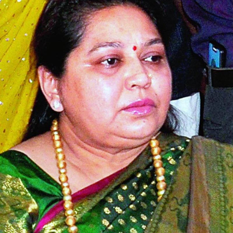 সাধনা গুপ্ত ছিলেন মুলায়মের দ্বিতীয় স্ত্রী। শোনা যায়, প্রথমে তাঁকে স্ত্রী হিসাবে স্বীকৃতিই দেননি মুলায়ম। চূড়ান্ত গোপনীয়তা বজায় রেখেছিলেন মুলায়ম। আর এ নিয়েই শোরগোল পড়ে গিয়েছিল লখনউ দরবারে। যার রেশ ছড়িয়ে পড়েছিল জাতীয় রাজনীতিতেও।