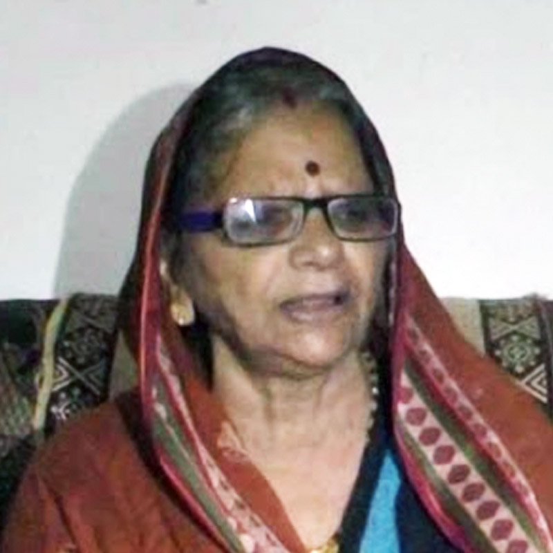 মুলায়মের প্রথম স্ত্রী ছিলেন মালতী দেবী। উত্তরপ্রদেশের প্রাক্তন মুখ্যমন্ত্রী তথা মুলায়ম-পুত্র অখিলেশ যাদবের মা তিনি। ১৯৭৩ সালে অখিলেশের জন্মের পর থেকেই অসুস্থ হয়ে পড়েছিলেন মালতী দেবী।