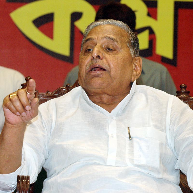 যে ভাবে মালতী দেবীর প্রাণরক্ষা করেন সাধনা, তাতে মুগ্ধ হন মুলায়ম। এ ঘটনার পর থেকেই সাধনার সঙ্গে তাঁর সম্পর্কের রসায়ন শুরু হয়। 