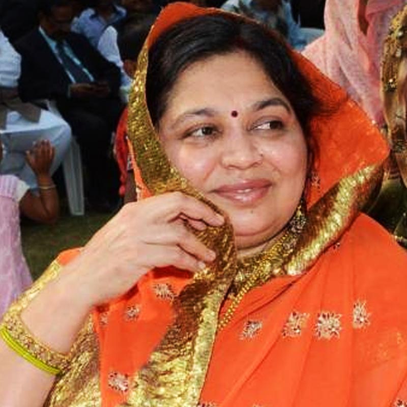 সাধনার সঙ্গে সম্পর্কের কথা প্রথমে প্রকাশ্যেই আনেননি মুলায়ম। স্ত্রী হিসাবে প্রথমে স্বীকৃতিও দেননি। এমনকি সাধনার প্রথম পক্ষের সন্তান প্রতীককে ছেলে হিসাবে স্বীকৃতি দিতে চাননি এই দুঁদে রাজনীতিক।