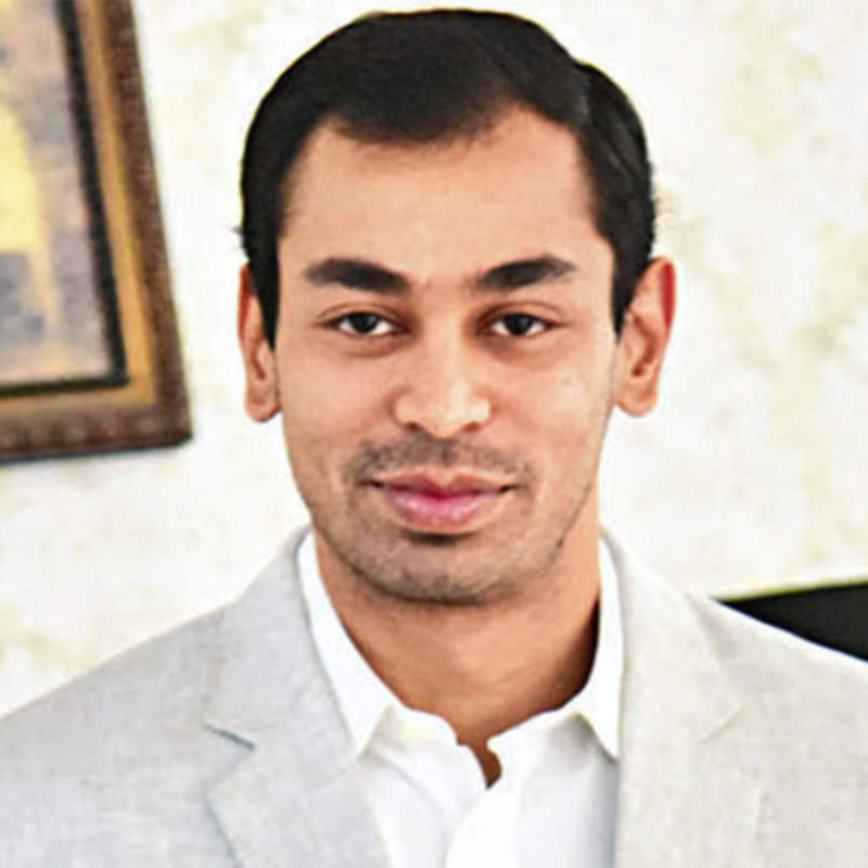 ১৯৯৪ সালে প্রতীকের স্কুলের আবেদনপত্রে বাবা হিসাবে মুলায়মের নাম লেখা হয়। কিন্তু তখনও সৎছেলে হিসাবে তাঁকে স্বীকৃতি দেননি মুলায়ম। যদিও শোনা যায়, প্রতীককে দত্তক নিয়েছিলেন তিনি।