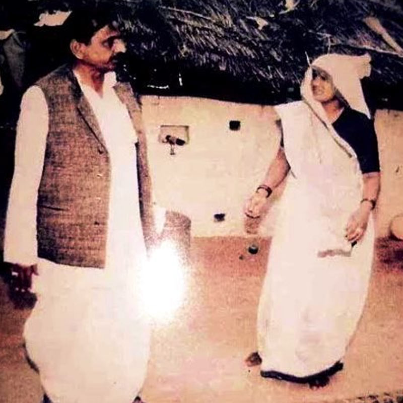 ২০০৩ সালে মুলায়মের প্রথম স্ত্রী মালতী দেবীর মৃত্যু হয়। তার পর থেকে সাধনার সঙ্গে তাঁর সম্পর্ক আরও মজবুত হতে শুরু করে বলে শোনা যায়। 