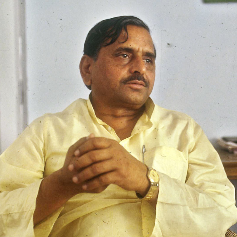 ২০০৭ সালে জল্পনা ছড়ায় যে, সাধনাকে বিয়ে করেছেন মুলায়ম। পরে আয়ের সঙ্গে সঙ্গতিহীন সম্পত্তির মামলায় ওই বছরই সুপ্রিম কোর্টে দেওয়া হলফনামায়  সাধনাকে স্ত্রী হিসাবে তথ্য তুলে ধরেন মুলায়ম। পাশাপাশি সাধনা-পুত্র প্রতীক যাদবও তাঁর সন্তান বলে জানান এসপির প্রতিষ্ঠাতা।