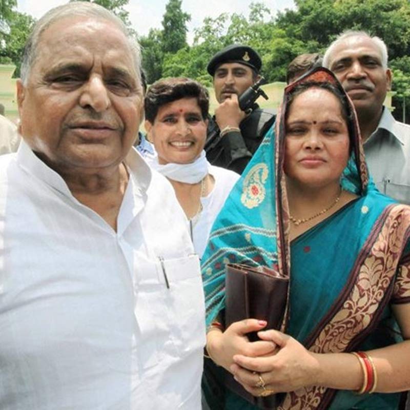 মালতী দেবীর মৃত্যুর পরই আনুষ্ঠানিক ভাবে সাধনাকে বিয়ে করেন মুলায়ম। বয়সে মুলায়মের থেকে ২০ বছরের ছোট ছিলেন সাধনা। 