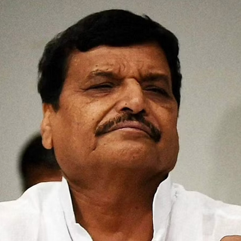 মুলায়মের পরিবারের দ্বন্দ্ব নিয়েও কম চর্চা হয়নি! প্রায়ই পারিবারিক কোন্দলের খবর শিরোনামে আসে। মুলায়মের ভাই শিবপাল যাদবের সঙ্গে অখিলেশের সঙ্ঘাত ঘিরে তোলপাড় পড়ে গিয়েছিল উত্তরপ্রদেশ রাজনীতিতে। 