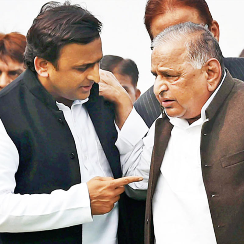 শুধু কী তাই! মুলায়ম বনাম অখিলেশ সঙ্ঘাতেরও সাক্ষী থেকেছে লখনউয়ের রাজনীতিও। দলের সভাপতি পদ থেকে মুলায়মকে সরিয়েছিলেন খোদ অখিলেশ। 