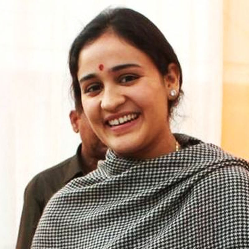 চলতি বছর উত্তরপ্রদেশে বিধানসভা নির্বাচনের প্রাক্কালে এসপি ছেড়ে বিজেপিতে যোগ দিয়ে হইচই ফেলে দিয়েছিলেন সাধনা-পুত্র প্রতীকের স্ত্রী অপর্ণা যাদব। যার জেরে মুলায়মের ঘরে দুই শিবিরের আড়াআড়ি বিভাজন আরও সুস্পষ্ট হয়। 