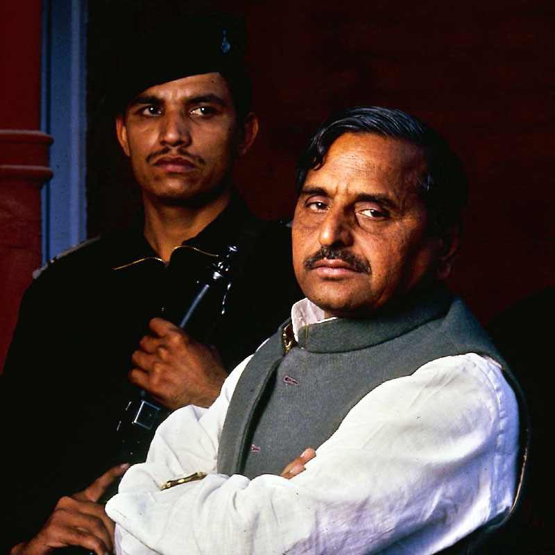 এ তো গেল মুলায়মের পারিবারিক কিস্‌সার কথা! তবে বেফাঁস মন্তব্যে বিতর্ক বাড়িয়েছেন খোদ মুলায়মই। ধর্ষণের সাজা মৃত্যুদণ্ড— এর বিরোধিতা করে মুলায়ম বলেছিলেন, ‘‘ছেলেরা তো ছেলেই হয়...ওরা ভুল করে থাকে।’’ এই মন্তব্য ঘিরে ব্যাপক সমালোচনা হয়েছিল। 