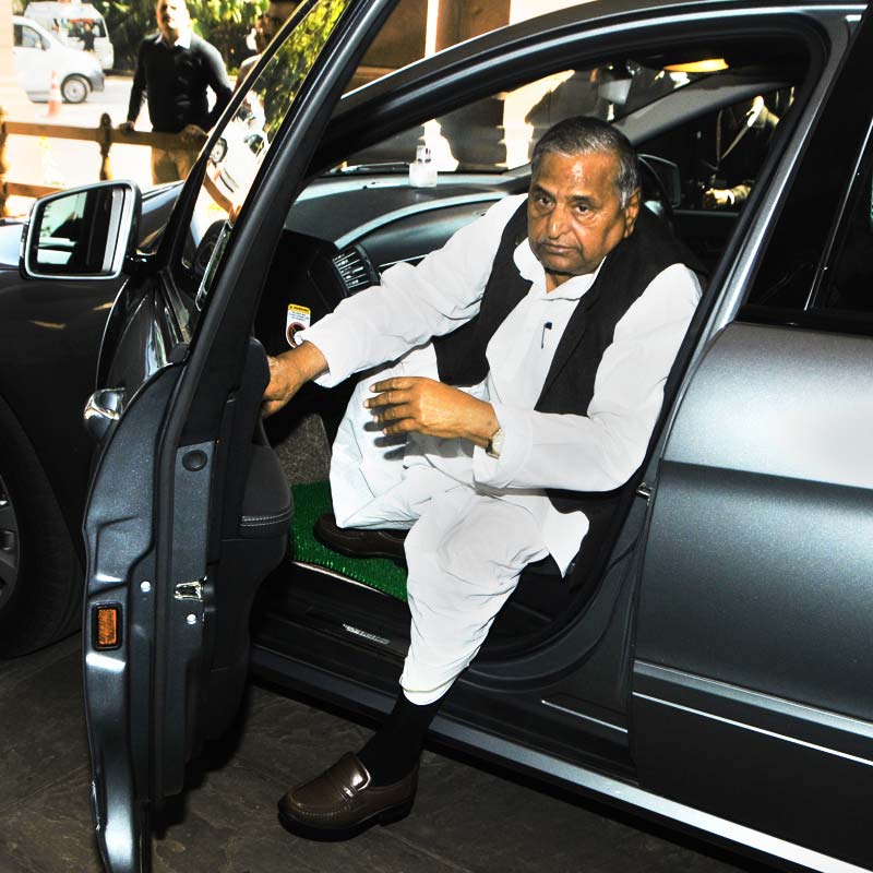 ২০২২ সালের ১০ অক্টোবর, দীর্ঘ রোগভোগের পর প্রয়াত হয়েছেন মুলায়ম সিংহ যাদব। কিন্তু তাঁর রাজনৈতিক জীবনের মতোই রঙিন তাঁর প্রেমকাহিনি। একইসঙ্গে তাঁকে ঘিরে থাকা বিতর্কগুলি এখনও চর্চায় রয়েছে।