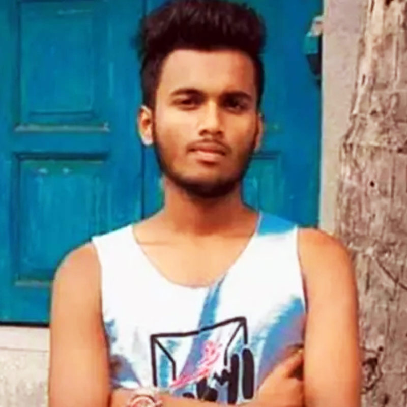 হরিদেবপুরের যুবক অয়ন মণ্ডলের খুনের ঘটনা চার দিকে সাড়া ফেলে দিয়েছে। যত দিন যাচ্ছে, ততই এই খুন নিয়ে নতুন তথ্য প্রকাশ্যে আসছে। বলা হচ্ছে, অয়ন তাঁর বান্ধবী এবং বান্ধবীর মা— দু’জনের সঙ্গেই ঘনিষ্ঠ সম্পর্ক রেখেছিলেন। ত্রিকোণ প্রেমের জটিলতাই অয়ন-খুনের নেপথ্যে কলকাঠি নেড়েছে। তদন্তকারী অফিসাররা অন্তত মনে করছেন তেমনটাই।