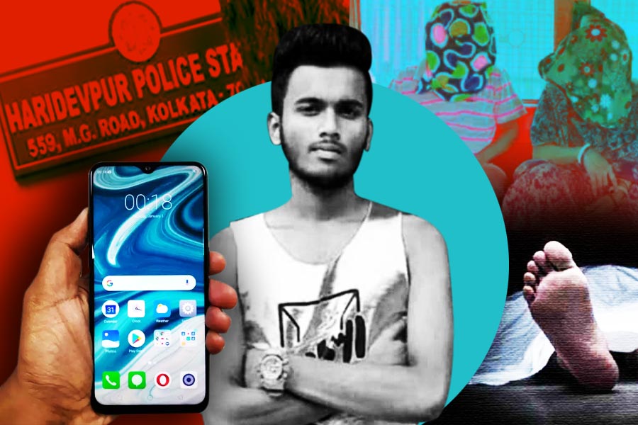 সময় যতই এগোচ্ছে ততই পরতে পরতে জট খুলছে অয়ন হত্যা-রহস্যের নেপথ্যে থাকা ঘটনাবলির। হরিদেবপুর-কাণ্ডে তদন্তে নেমে আরও এক চাঞ্চল্যকর তথ্য উঠে এল তদন্তকারী দলের হাতে। বান্ধবীর সঙ্গে বিয়ের কথা পাকা করার নাম করেই না কি ডেকে পাঠানো হয়েছিল নিহত অয়ন মণ্ডলকে। তবে সেখানে গিয়ে অয়ন বুঝতে পারেন তাঁকে মিথ্যা কথা বলে ডেকে পাঠানো হয়েছে। আর তা থেকেই গন্ডগোলের সূত্রপাত। তদন্তে নেমে এমনই জানতে পারছেন তদন্তকারী অফিসারেরা।