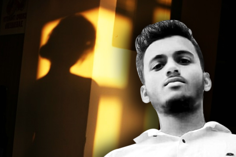 এ ছাড়া পুলিশের হাতে এই তথ্যও উঠে এসে যে, কাজের জন্য দু’বার রাজস্থান গিয়েছিলেন অয়ন। কিন্তু দু’বারই তাঁকে ফিরে আসতে হয়। কারণ? বান্ধবী এবং তাঁর মায়ের কাছ থেকে বাড়ি ফিরে আসার অতিরিক্ত চাপ। এমনটাই দাবি করা হচ্ছে অয়নের ঘনিষ্ঠ মহলের তরফে। 