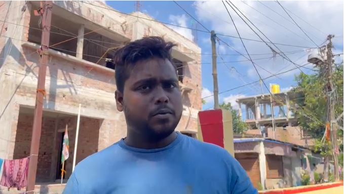  ত্রিকোণ প্রেমের তত্ত্বে সায় দিয়েছিলেন অয়নের এক বন্ধু রাজু প্রামাণিক ওরফে টাবলুও। রাজু এই দাবিও করেছিলেন যে, দশমীর দিন বান্ধবীর মায়ের ডাকে সাড়া দিয়েই নাকি অয়ন সেখানে গিয়েছিলেন।